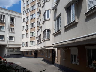 Apartament cu două odăi in Centrul Chișinăului pe strada Armeana, cu încălzire autonomă, mobilat. foto 4