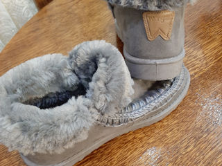 Botine Noi  de firma " Wrangler" model eskimo boots. Cu blanita moale înăuntru. foto 4