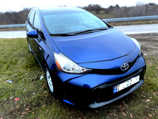 Toyota Prius v foto 6