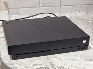 Xbox One X, 1TB, 2 gamepad-uri