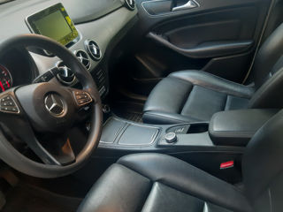 Mercedes B-Class foto 2