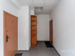 Se vinde oficiu situat în sectorul Centru, str. Petru Rareș. foto 9