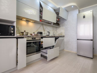Bucătărie modernă alb lucioasă marca Rimobel foto 11