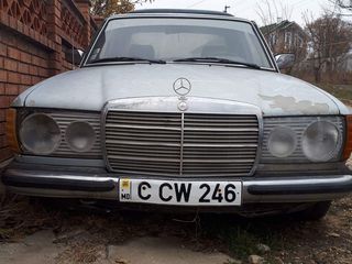 Mercedes Series (W123) foto 2