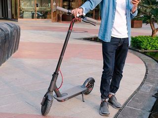 Продам электросамокат Xiaomi M365 electric scooter black, новый foto 3