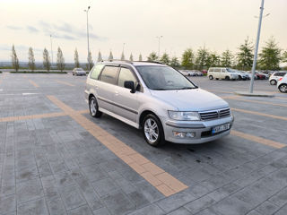 Mitsubishi Space Wagon foto 2