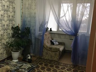 Vînd apartament cu 3 odăi si 2 garajuri în suburbia Chișinăului (Floreni)- 32000 € foto 2
