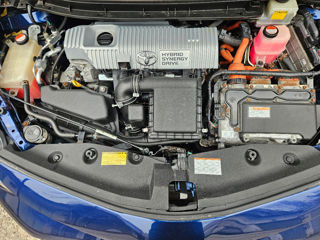 Toyota Prius v foto 9