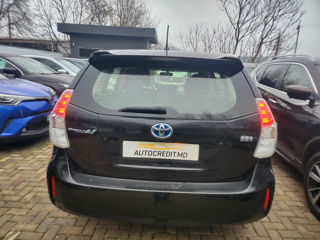 Toyota Prius v foto 12