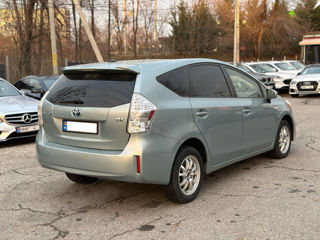 Toyota Prius v foto 6