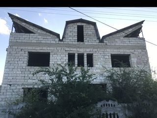 Vind casa in proces de construcție  +7,5 ari pămînt