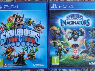 2 игры серии Skylanders (PS4) с фигурками персонажей и порталами.