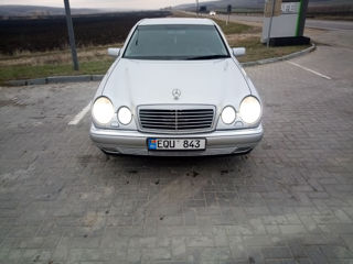 Mercedes E-Class foto 1