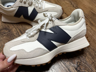 New Balance 327 trainers in off white/ navy foto 2