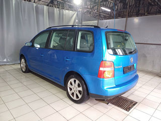 Volkswagen Touran foto 4