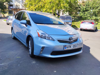 Toyota Prius v foto 7