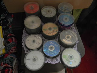 Диски DVD с фильмами и мультфильмами. Видеокассеты с фильмами и музыкой.