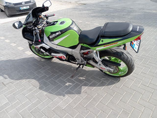 Suzuki GSr 1000 foto 2