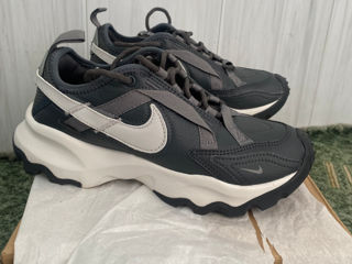 Продам новые женские кроссовки (nike tc 7900 trainers in black and grey) foto 1