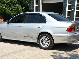 BMW 5 Series foto 2