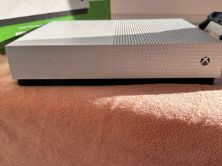 Продаю Xbox one s 1TB foto 2