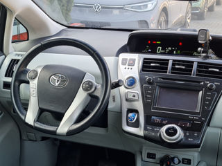 Toyota Prius v foto 13