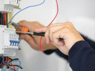 Servicii şi instalații electrice.