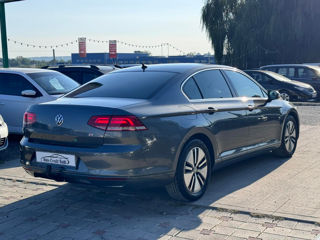 Volkswagen Passat foto 4