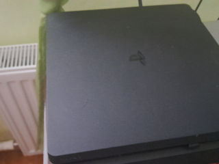 Urgent vand Playstation 4 cu 2 controllere si 4 jocuri pe disk