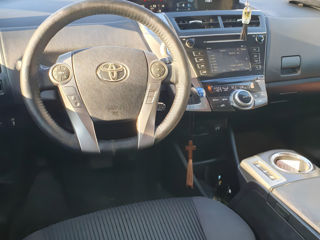 Toyota Prius v foto 5