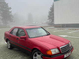 Mercedes C-Class foto 2