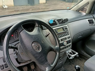 Toyota Avensis Verso foto 5