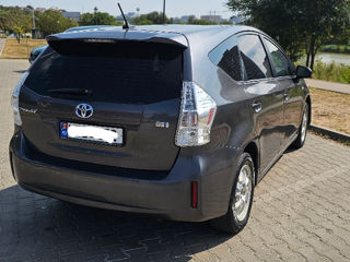 Toyota Prius v foto 3