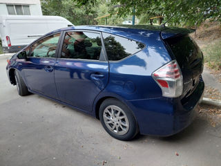 Toyota Prius v foto 3