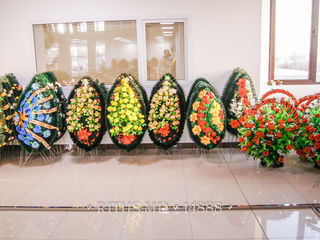 Coroane funerare, coşuri şi aranjamente florale în asortiment, 200+ modele în stoc foto 8