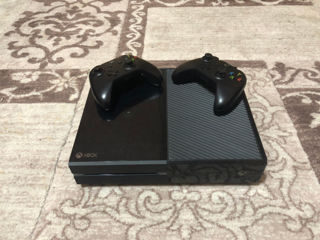 Vând Xbox One ( 500 GB cu 2 joystick-uri )