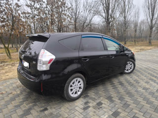 Toyota Prius v foto 5