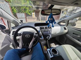 Toyota Prius v foto 4