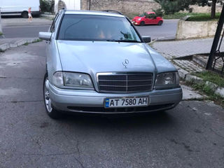 Mercedes C-Class foto 1