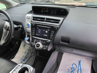 Toyota Prius v foto 5