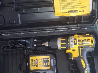 Шуруповерт  DEWALT  DCD 795 BRUSHLESS 2 батареи на 4 ампера Зарядное и кейс