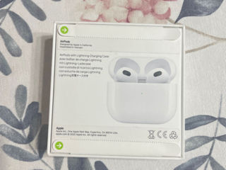 Apple AirPods 3rd Gen W/ Lightning Charging Case MPNY3AM/A - Brand New *Genuine* foto 2