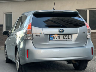 Toyota Prius v foto 4