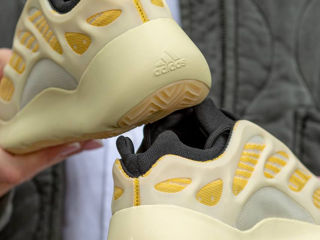 Adidas Yeezy Boost 700 V3 Safflower Unisex foto 6