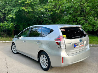 Toyota Prius v foto 3