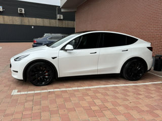 Tesla Model Y foto 2