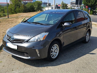 Toyota Prius v foto 2