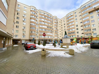 Apartament cu 5 camere sau mai multe, 203 m², Buiucani, Chișinău foto 2