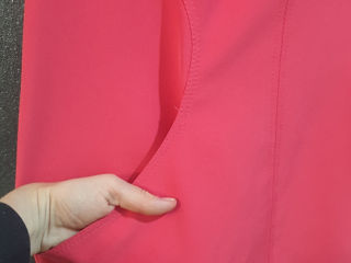 Розовое платье с голой спиной.