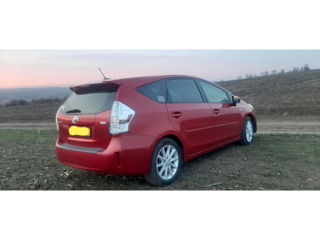 Toyota Prius v foto 2